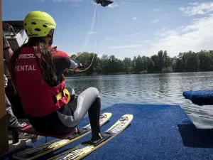 Helm op, wetsuit aan en gaan! Foto: Waterskibaan De IJzeren Man