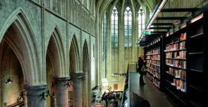 Deze 6 kerken met een andere bestemming móet je bezoeken Boekhandel Dominicanen, Maastricht. Fotograaf:  Jorge Franganillo . Licentie:  Sommige rechten voorbehouden . Bron:  Flickr.com 