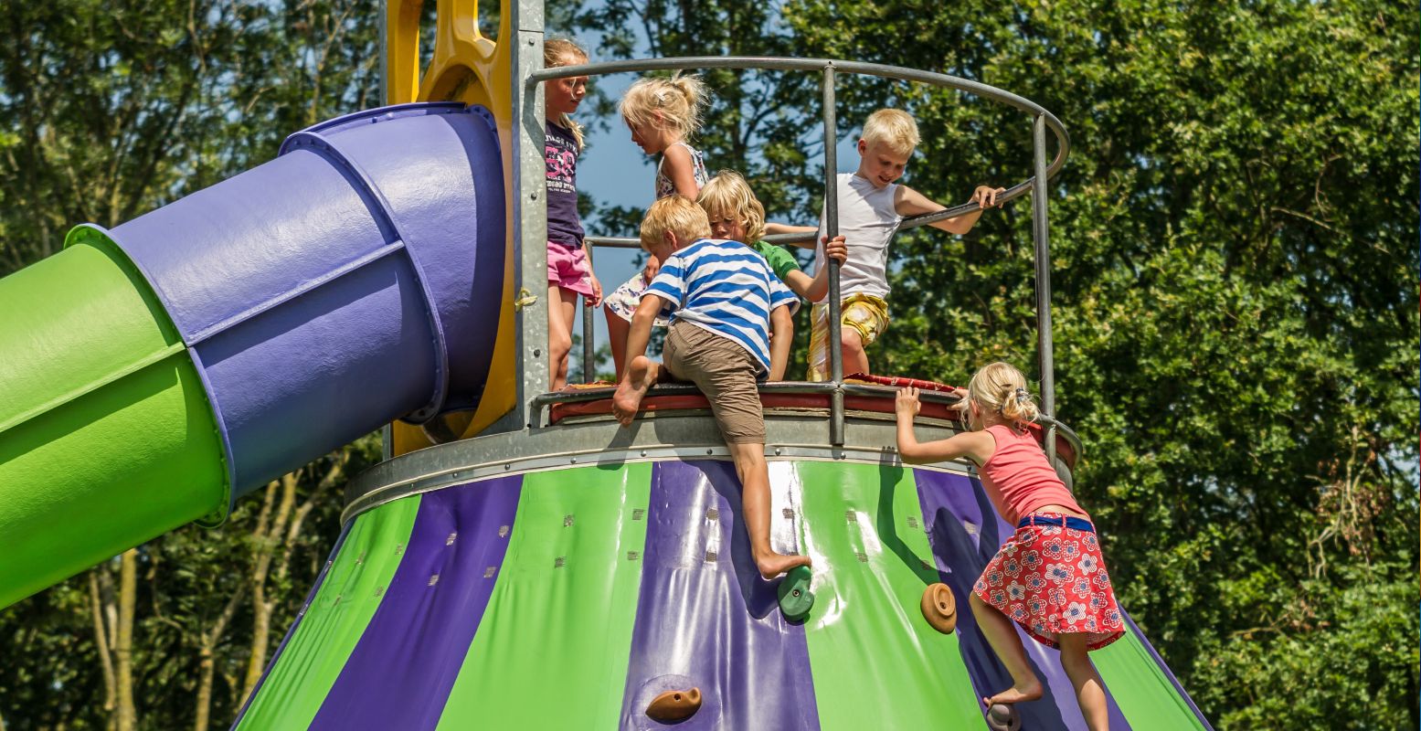 Klim helemaal naar boven op de klimvulkaan. Foto: Familiepark Nienoord © Rik Schoonhoven.