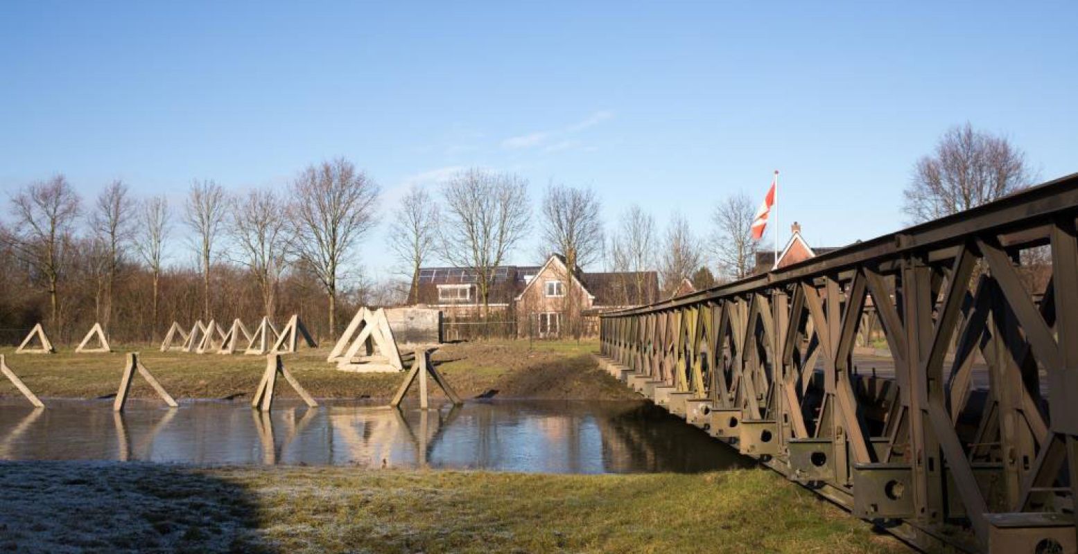 Wandel over militaire bruggen in het Bevrijdingspark. Foto: Bevrijdingsmuseum Zeeland