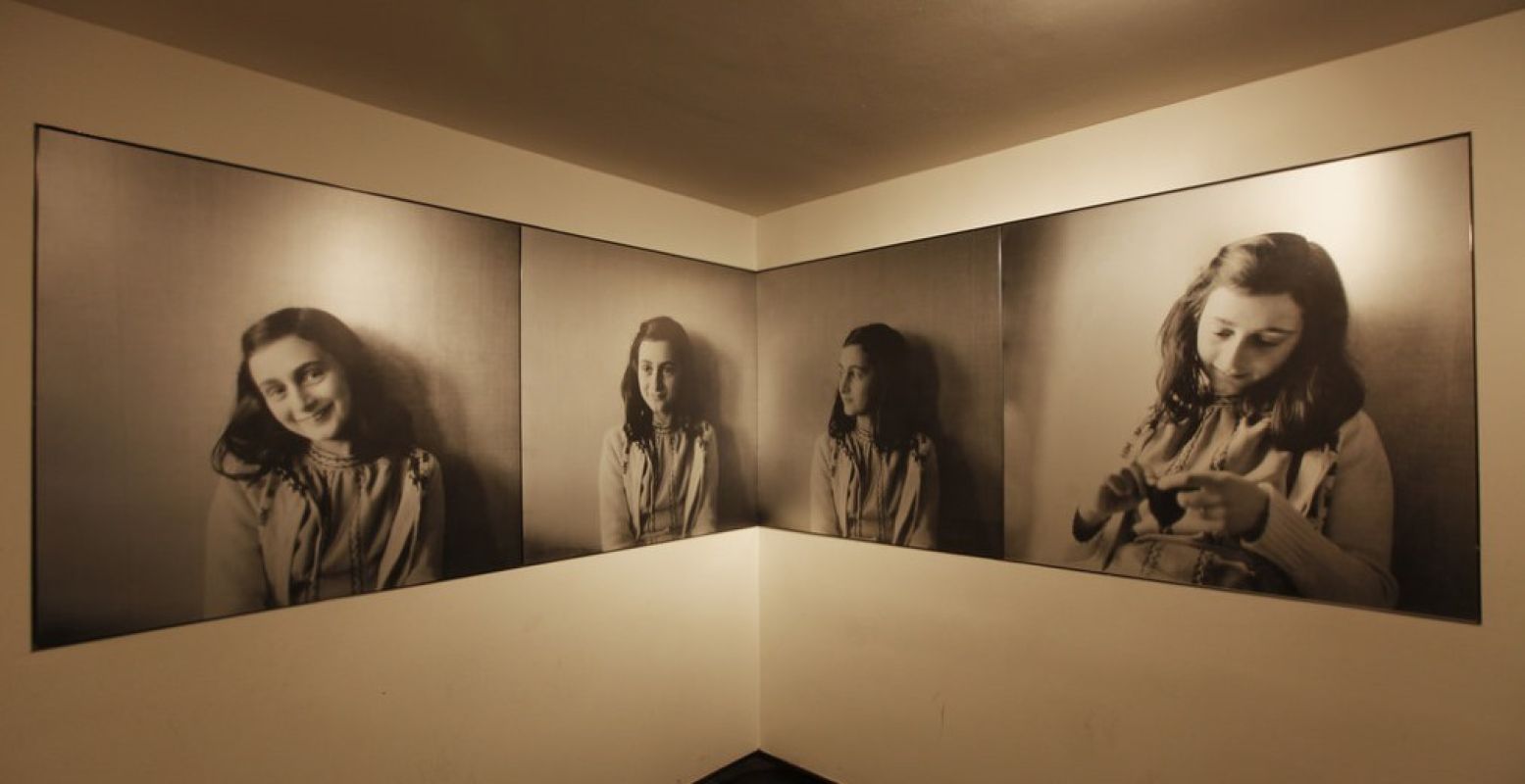 'Museum presentation with photos of Anne Frank'. Fotograaf:  Photo Collection Anne Frank House . Licentie:  Sommige rechten voorbehouden . Bron:  Flickr.com 