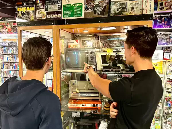Retroconsoles zijn overal waar je kijkt. Foto: Gameshop Twente © Retroconsoles zijn overal waar je kijkt. Foto: Gameshop Twente ©
