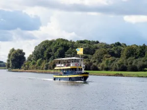 De Blauwe Bever vertrekt vanaf Elst voor een safarivaart. Foto: Stichting Rijnoevervaarten