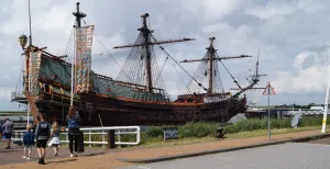 Als een ontdekkingsreiziger naar Batavialand Wie durft aan boord te stappen van dit VOC-schip? Foto: DagjeWeg.NL