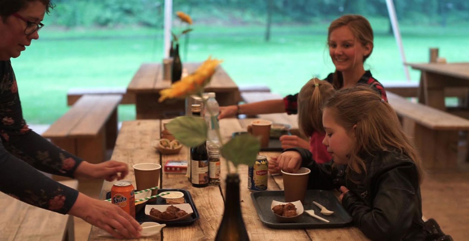 Lekker eten op het overdekte buitenterras. Foto: DagjeWeg.NL.