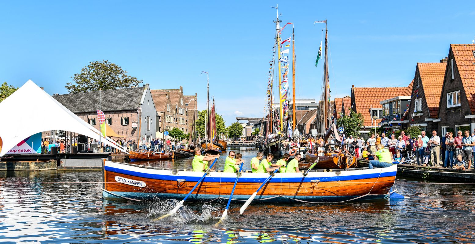 Op vrijdag staat het bungee-roeien op het programma. Wie maakt de meeste meters aan het elastiek? Foto: Organisatie Grachtenfestival