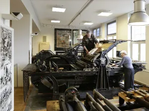 De drukpers is enorm! Foto: Nederlands Steendrukmuseum.