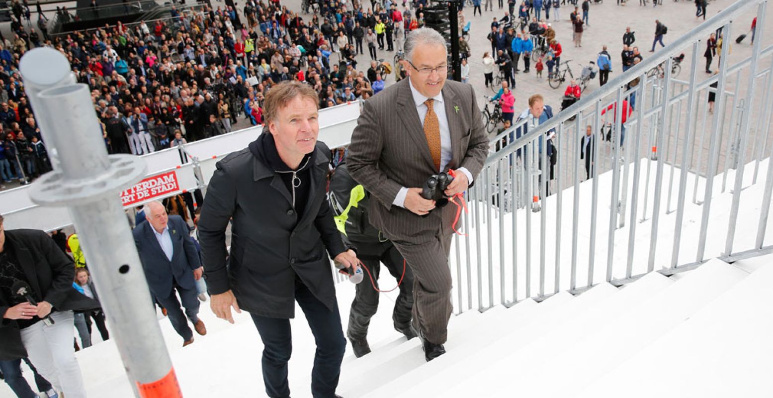 Burgemeester Aboutaleb beklimt De Trap. Foto: Bas Czerwinski