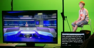 Spot BN_ers en duik achter de schermen in Hilversum Kruip voor een green screen voor een eigen versie van Nieuwsuur. Foto: Open Studio Dagen © NTR.