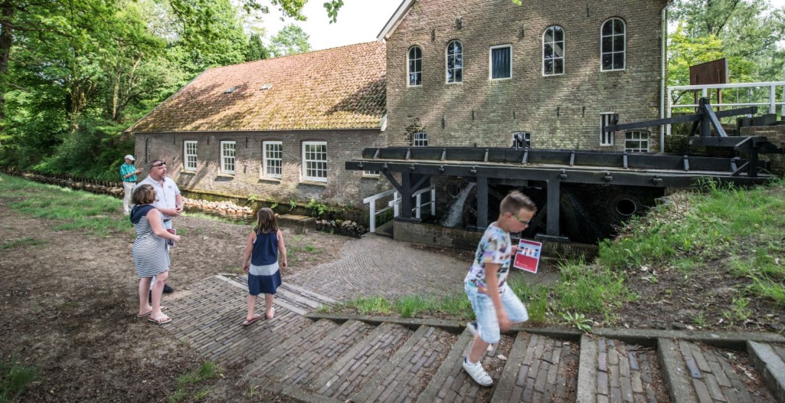 Bezoek ook eens een watermolen! We hebben er ruim honderd van in Nederland. Foto: De Hollandsche Molen © Wim Giebels.