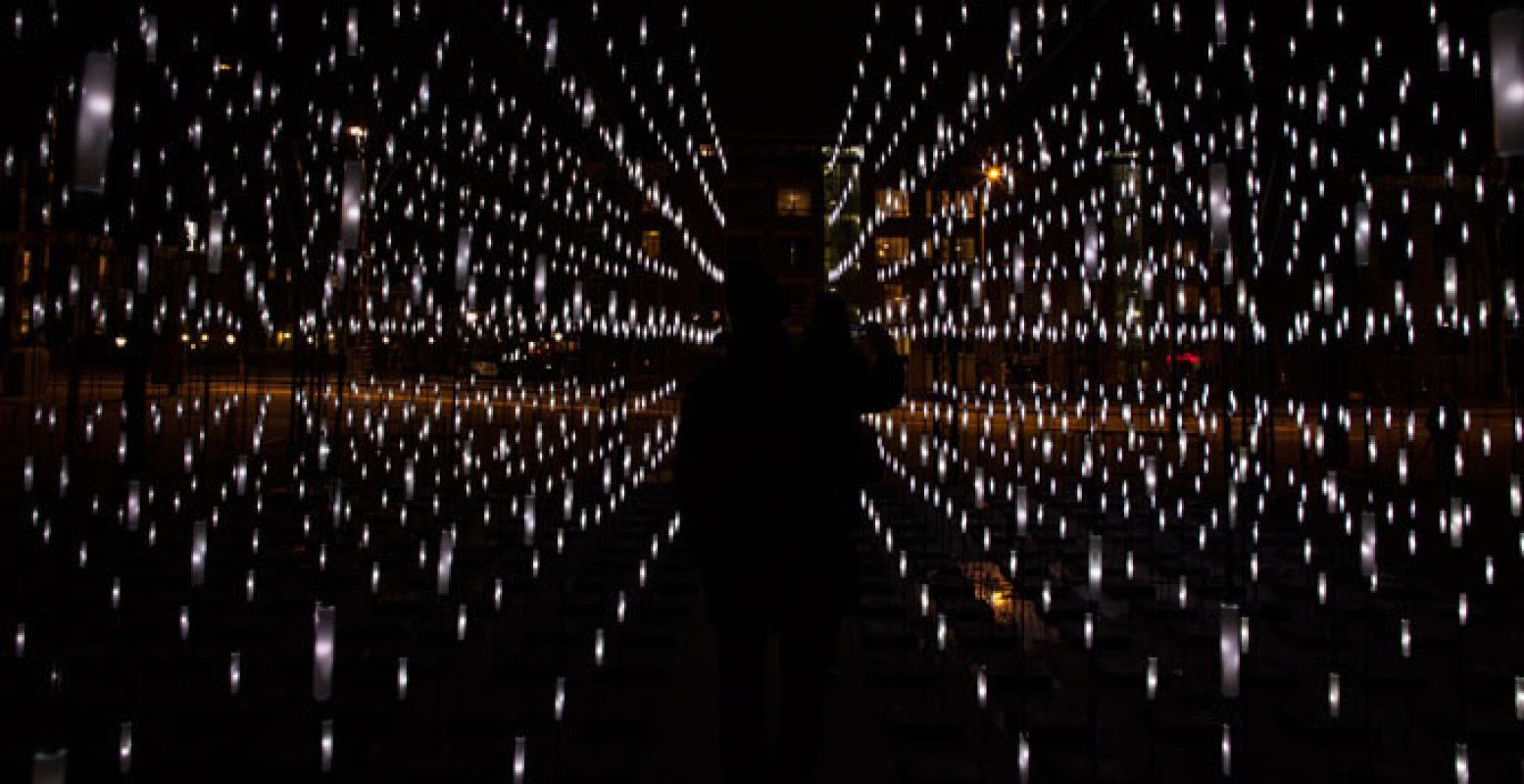 Wandel door de lichtjes in Amsterdam. Foto: Janus van den Eijnden.