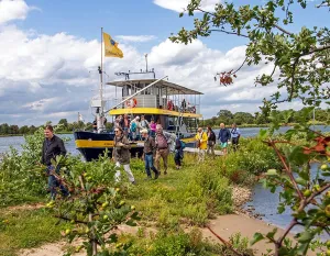Varen met Blauwe Bever naar Eckse Waarden Passagiers gaan aan wal van de Eckse Waarden foto:Cees van Doodeweerd 