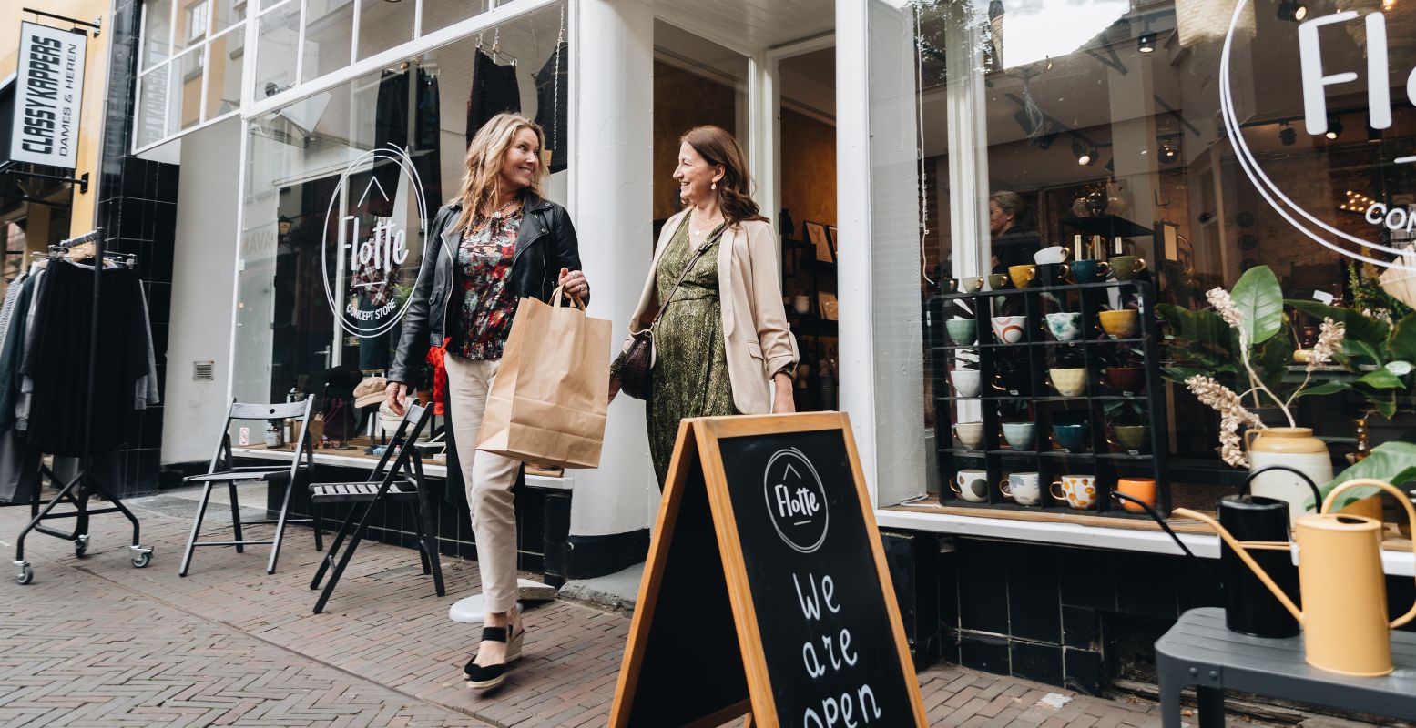 Gezellig: samen shoppen als moeder en dochter. Foto: Deventer Marketing © Barbara Trienen