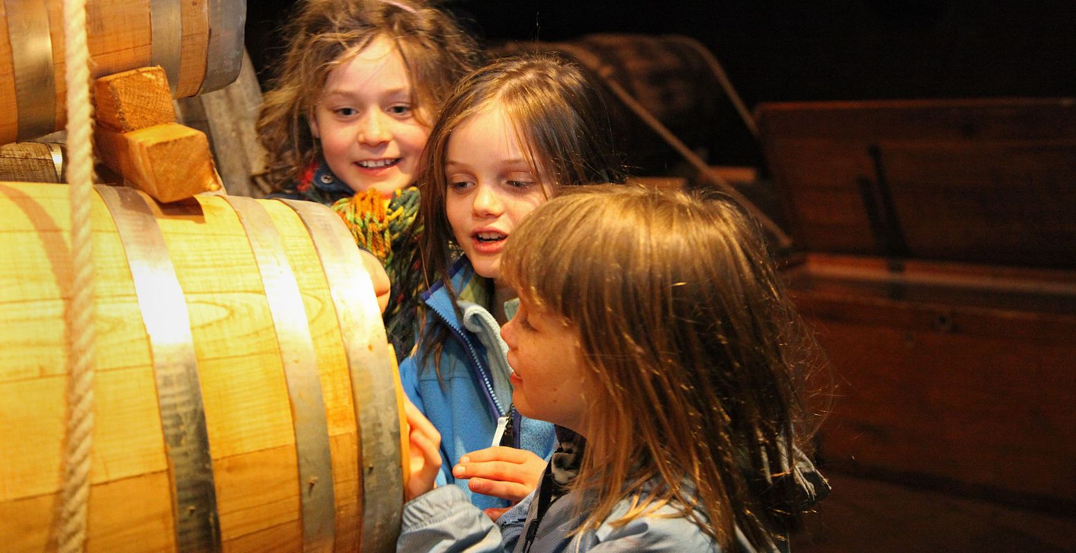 Tussen het buskruit en de kanonnen in een zeventiende-eeuws schip, spannend! Het Scheepsvaartmuseum is een van de musea waar kinderen zich uitstekend vermaken. Foto: Het Scheepvaartmuseum © Bibi Neuray