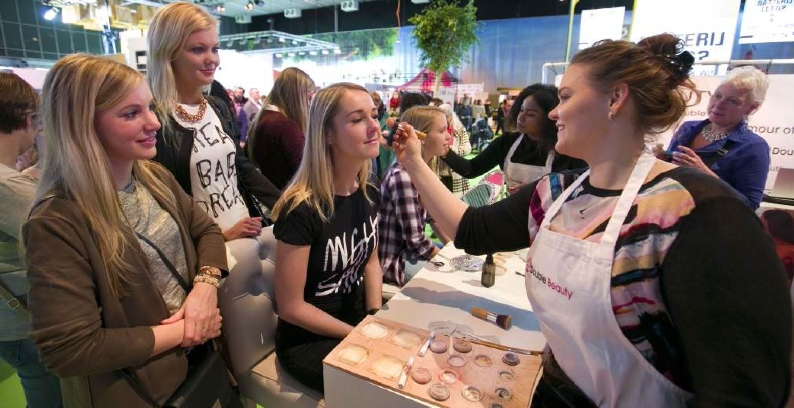 Laat je mooi maken door een visagiste. Foto: Huishoudbeurs 2016.