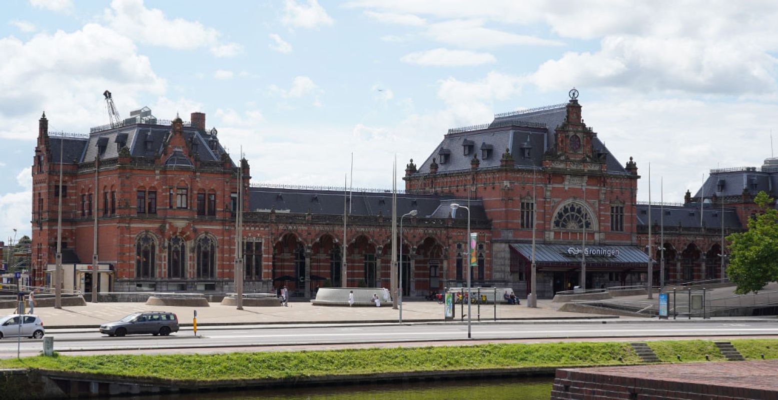 Treinreizen wordt een dagje uit: bewonder indrukwekkende stations in Nederland, zoals Station Groningen. Foto: André Löwenthal