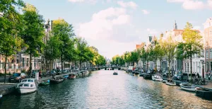 Ontdek de ins en outs van Amsterdam met een local Ontdek Amsterdam door de ogen van een Amsterdammer. Foto:  Unsplash License  © Adrien Olichon