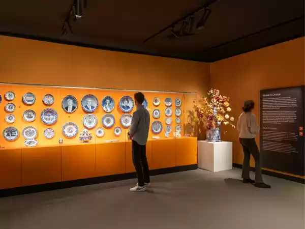 Spot jij onze koning in de vitrine? Foto: Royal Delft Museum © Marianne van der Quast