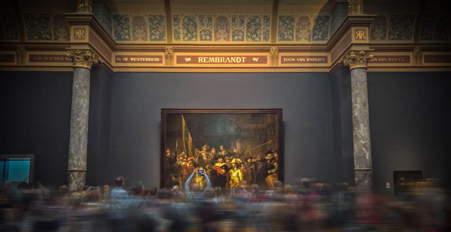 Bewonder de Nachtwacht van Rembrandt bij het Rijksmuseum. Foto:  Unsplash License  © Václav Pluhař