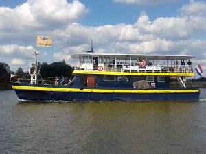 De Blauwe Bever vertrekt vanaf Elst voor een safarivaart. Foto: Stichting Rijnoevervaarten De Blauwe Bever vertrekt vanaf Elst voor een safarivaart. Foto: Stichting Rijnoevervaarten