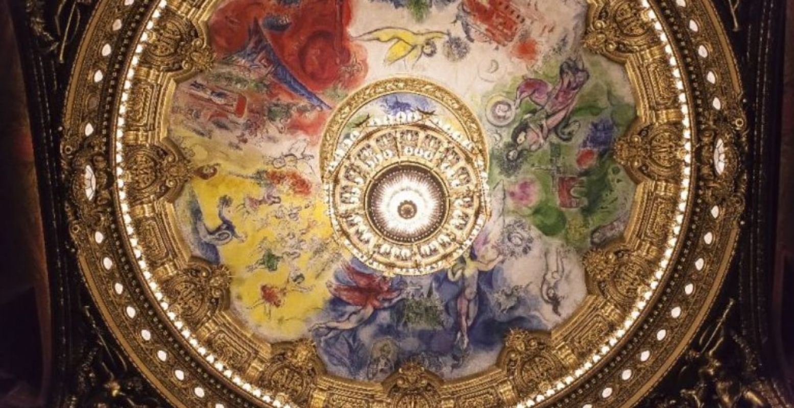 Het Palais Garnier aan de Place de l'Opéra in Parijs inspireerde de start van ons magazine. Hier de plafondschildering van Marc Chagall.