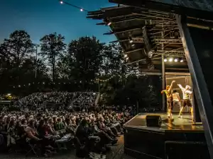 Zwoele zaterdagavonden onder de bomen van het park. Foto: Vondelpark Openluchttheater © Levien Priem