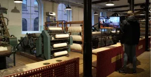 Toveren met stof in het Textielmuseum Van duivelen, tot kaarden, spinnen en weven. In de Wollendekenfabriek wordt vieze en ruwe wol een mooie wollen deken. Foto: DagjeWeg.NL