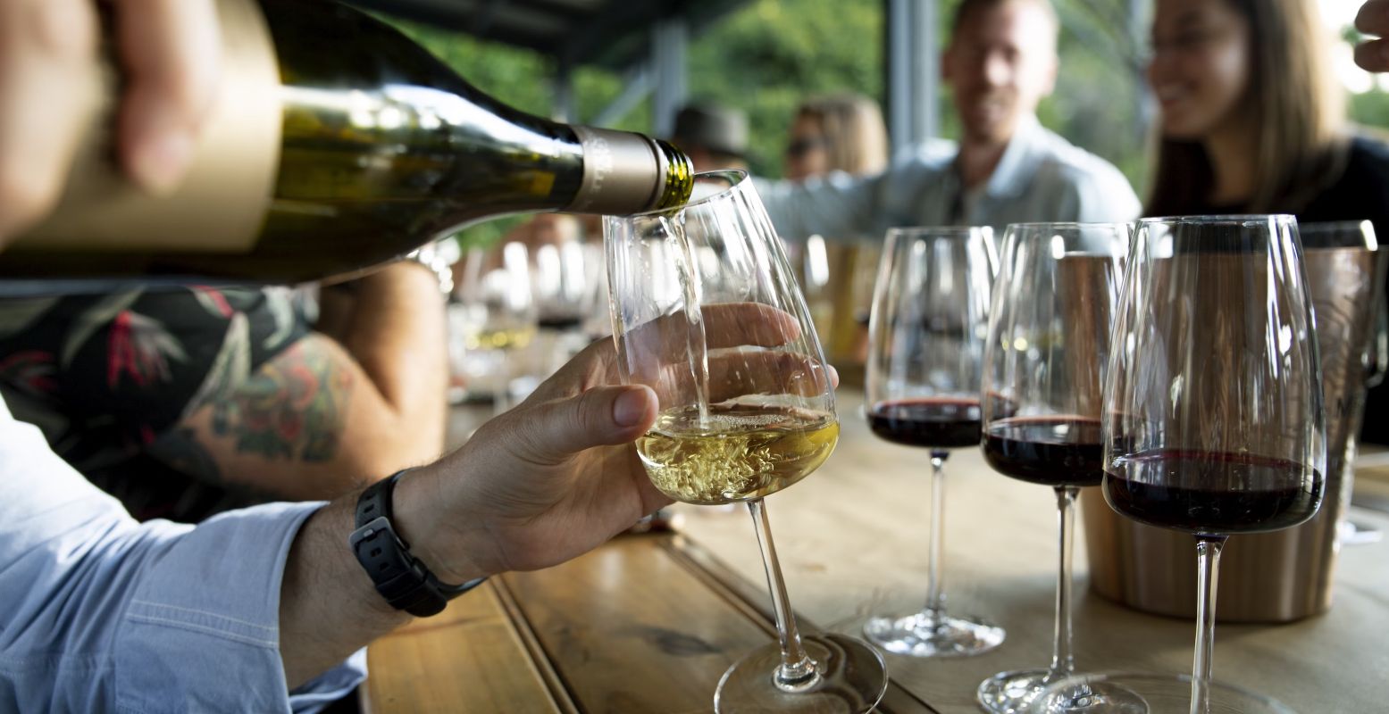 Tijdens het Bacchus Wijnfestival geniet de hele dag in een ontspannen sfeer. Foto: © Caroline Attwood, via Unsplash Tijdens het Bacchus Wijnfestival geniet de hele dag in een ontspannen sfeer. Foto: © Caroline Attwood, via Unsplash