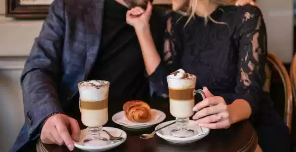 Met je partner op stap in Noord-Holland Start met een kopje koffie en eindig in elkaars armen. Foto: The Paris Photographer via Unsplash