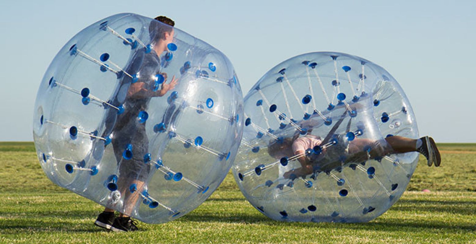 Bubbelbal contest aan wal. Foto: MooiWeer