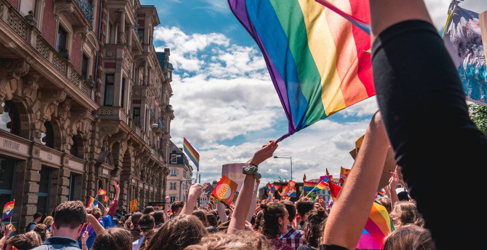 Vier deze queer geschiedenismaand mee met de regenbooggemeenschap. Foto: Margaux Bellott via  Unsplash 
