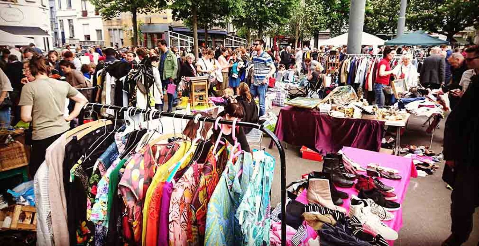Shop vintage kleding, accessoires, spullen voor in huis en meer op een moederdagmarkt. Foto:  Live in Belgium . Licentie:  Sommige rechten voorbehouden . Bron:  Flickr.com .