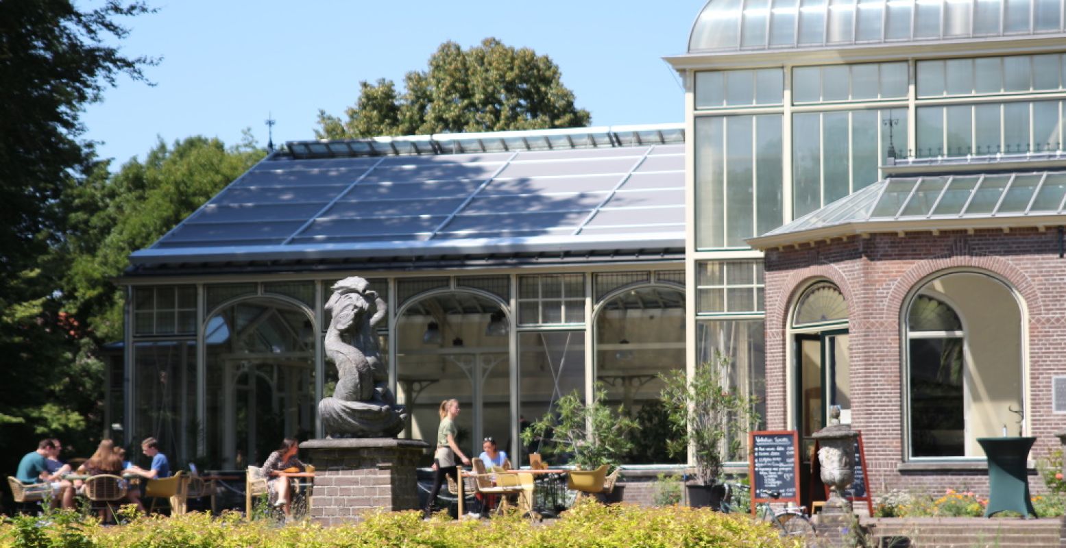 Het terras voor de kas, een geliefde plek voor een drankje in Baarn. Foto: DagjeWeg.NL, Coby Boschma.