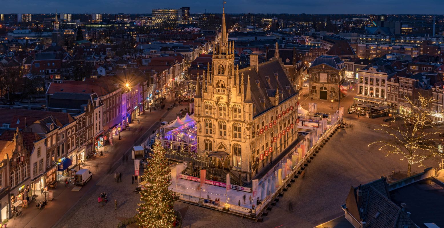 De Markt in Gouda is in winterse sferen. Foto: VVV Gouda