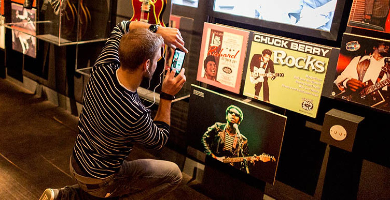 Bekijk oude albumhoezen en posters van legendarische artiesten. Foto: Tropenmuseum.