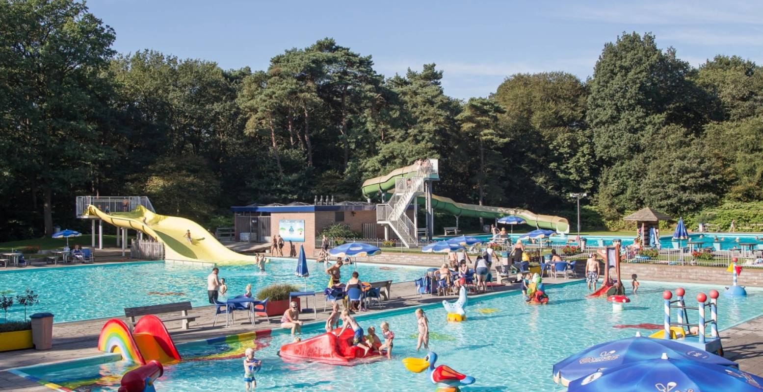 Het Heuveltjesbosbad in Apeldoorn is omringd door groen. Foto: MarketingOost - Vechtdal Marketing Het Heuveltjesbosbad in Apeldoorn is omringd door groen. Foto: MarketingOost - Vechtdal Marketing