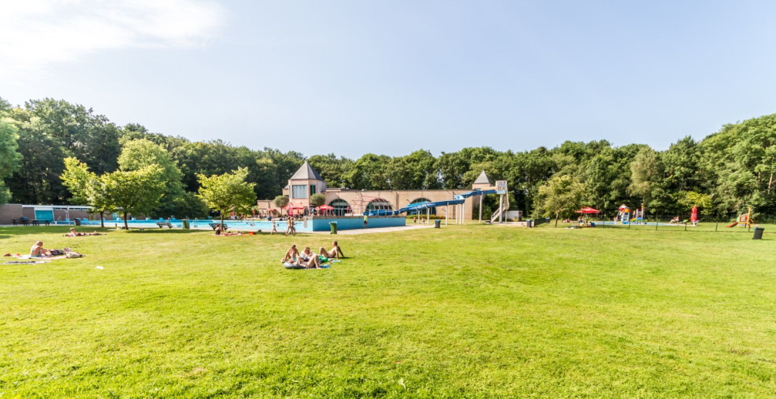 Lekker zwemmen en daarna zonnebaden op de weide bij Zwemkasteel Nienoord. Foto: Familiepark Nienoord.