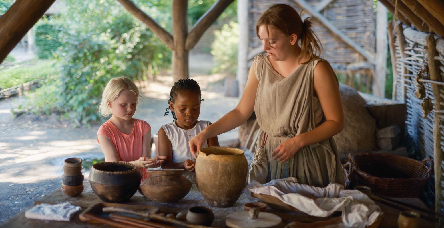 Best spannend: een bewoonster van het preHistorisch Dorp helpen met haar werk. En er is nog veel meer te doen! Foto: preHistorisch Dorp © Davey Anthony Best spannend: een bewoonster van het preHistorisch Dorp helpen met haar werk. En er is nog veel meer te doen! Foto: preHistorisch Dorp © Davey Anthony