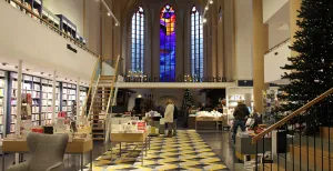 Van der Velde In de Broeren: boekenhemel in de Broerenkerk De boekenwinkel zit sinds 2013 in de oude Broerenkerk, eerst als Waanders in de Broeren. De bouw van de kerk startte in 1466 en werd voltooid in 1512. Foto: DagjeWeg.NL.