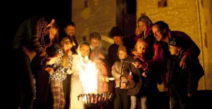 Middeleeuws festijn op Slot Loevestein Warm je na de wandeling in het donker op bij de vuurkorf. Foto: Slot Loevestein.