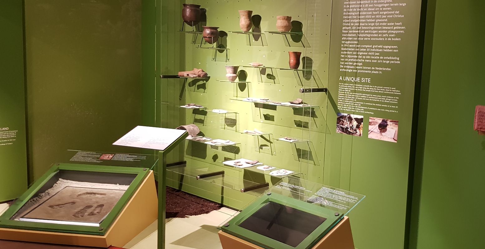 In Museum Schokland zien we de bewijzen dat op dit stukje grond al in de prehistorie mensen leefden. Linksvoor de 4.000 jaar oude voetstappen. Foto: DagjeWeg.NL © Tonny van Oosten