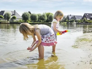 Lekker kliederen in het water.