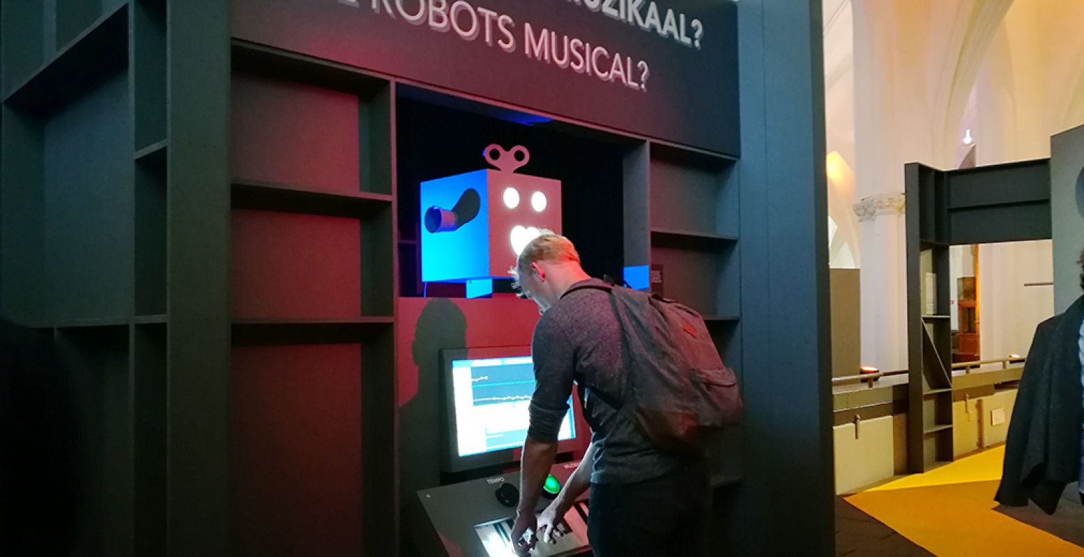 Hoe muzikaal zijn robots? Test het zelf in Museum Speelklok. Drum samen met een robot of speel keyboard op een pianorobot. Foto: DagjeWeg.NL.