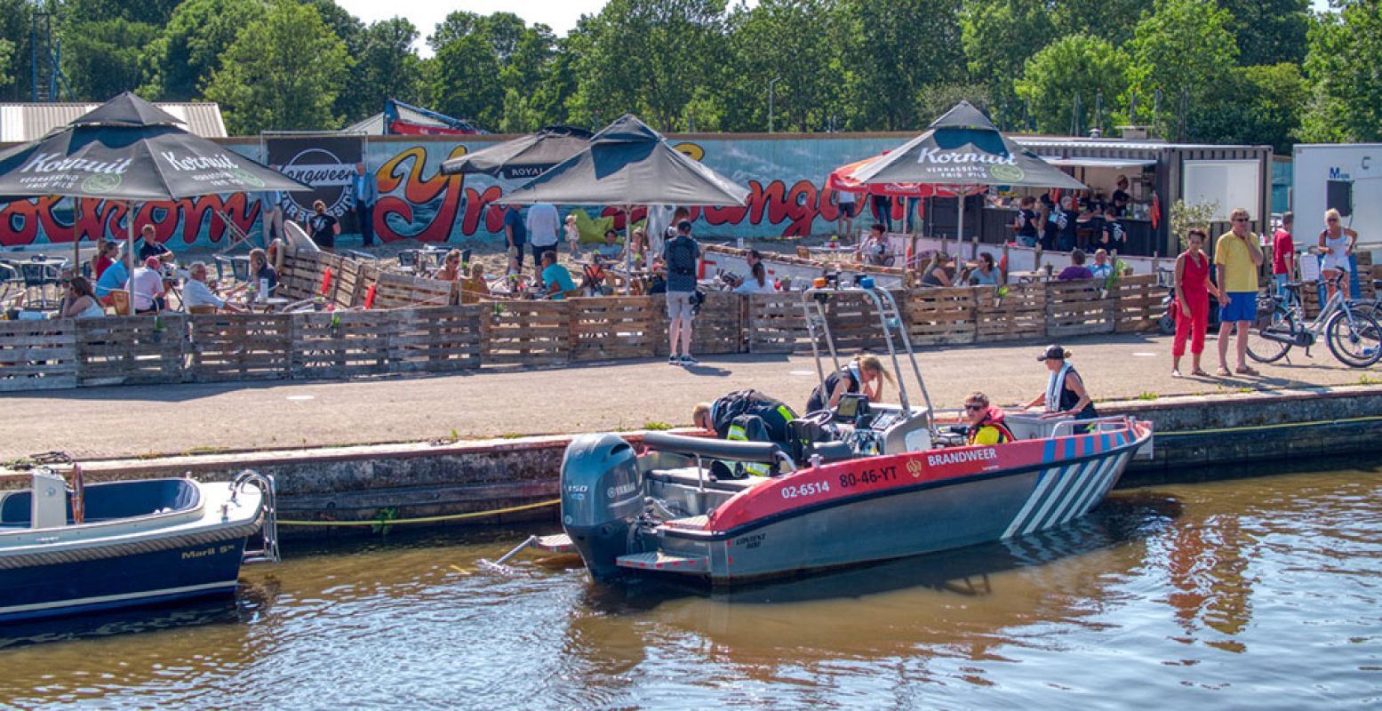 Genieten aan het water op het grote pop-up terras van Langweer. Foto: Nynke's Fotografie