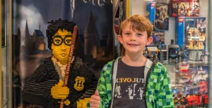 Vergaap je aan vitrines vol LEGO Op de foto met Harry Potter. Foto: Benno Ellerbroek / Museum van de Twintigste Eeuw