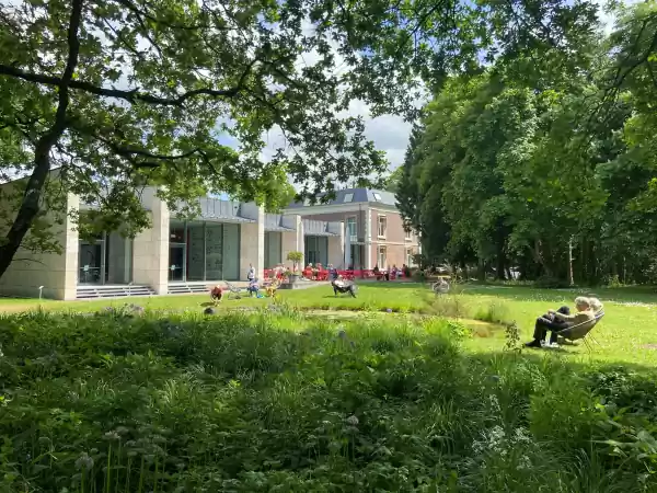 Museum Kranenburgh Dwaal door de mooie beeldentuin. Foto: Museum Kranenburgh