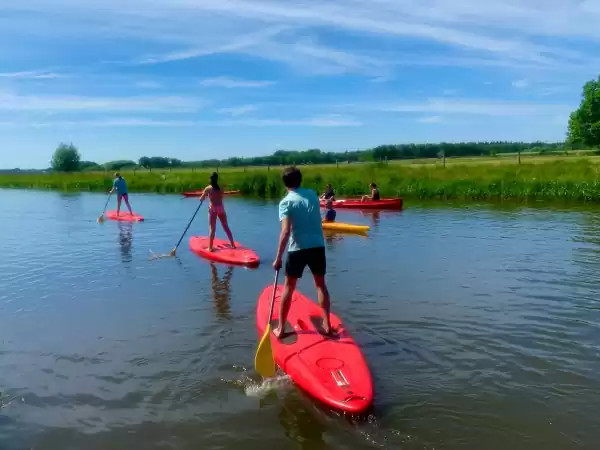 Peddel door de mooiste beekjes op een sup. Foto: Unieke Uitjes Peddel door de mooiste beekjes op een sup. Foto: Unieke Uitjes