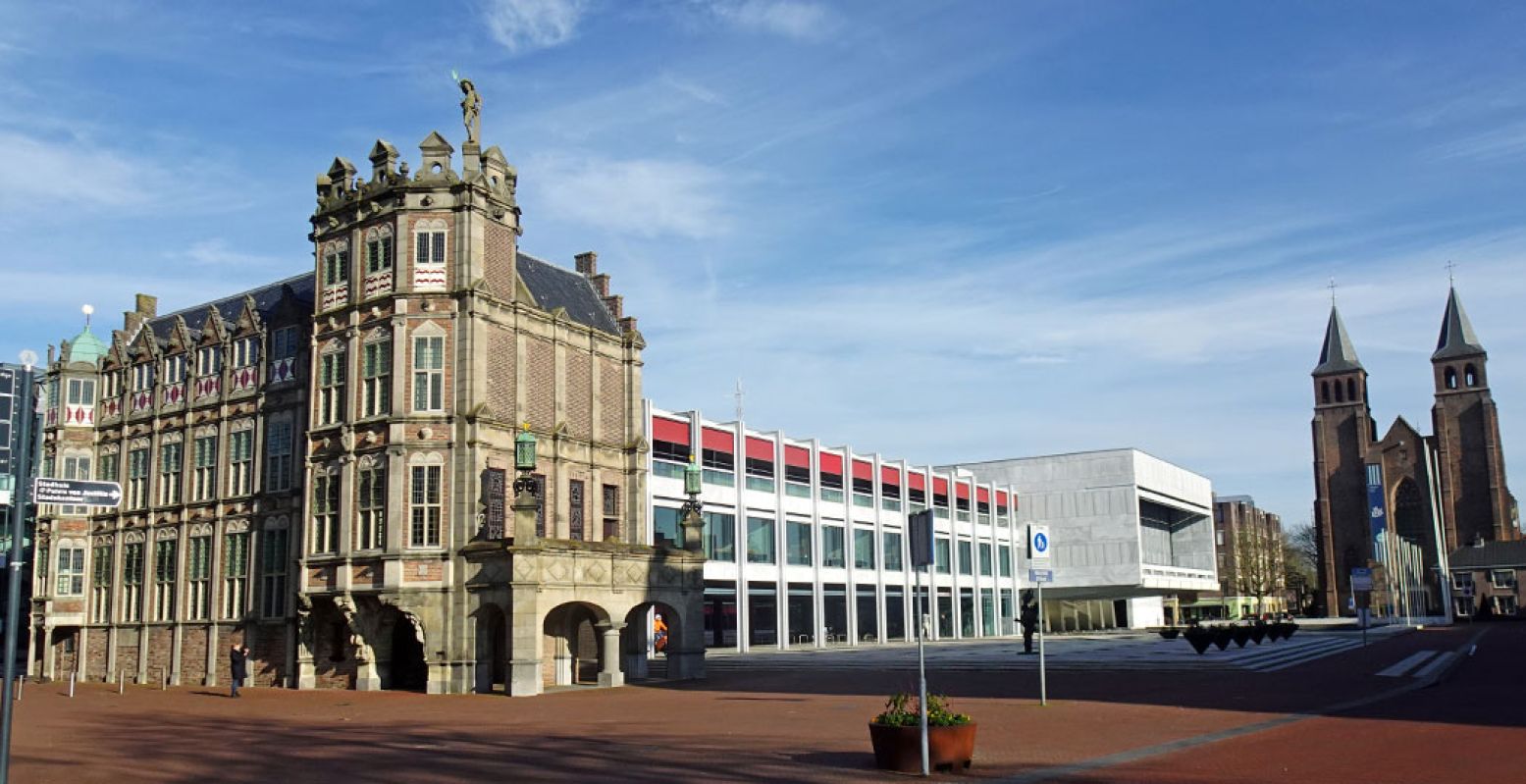 Het Duivelshuis of het Maarten van Rossum Huis, één van de oudste gebouwen van Arnhem, doet tegenwoordig dienst als werkkamer van de burgemeester . Foto: Redactie DagjeWeg.NL