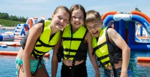 Nieuw! Test het nieuwe AquaFunPark in BillyBird Zwemvest aan en gaan! Waterpret in het nieuwe AquaFunPark. Foto: BillyBird Park Hemelrijk