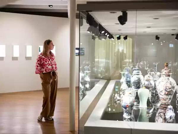 De Vries laat scherven tot hun recht komen. Foto: Keramiekmuseum Princessehof © Aron Weidenaar